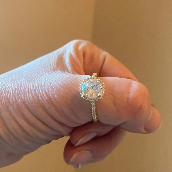 Pretty Bird Jewelry Radiant Gold Women's Ring with Sparkling Centerpiece - Picture 7 of 10